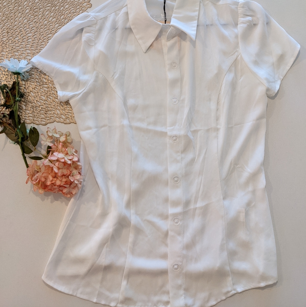NWT smak parlour, white buttoned up blouse